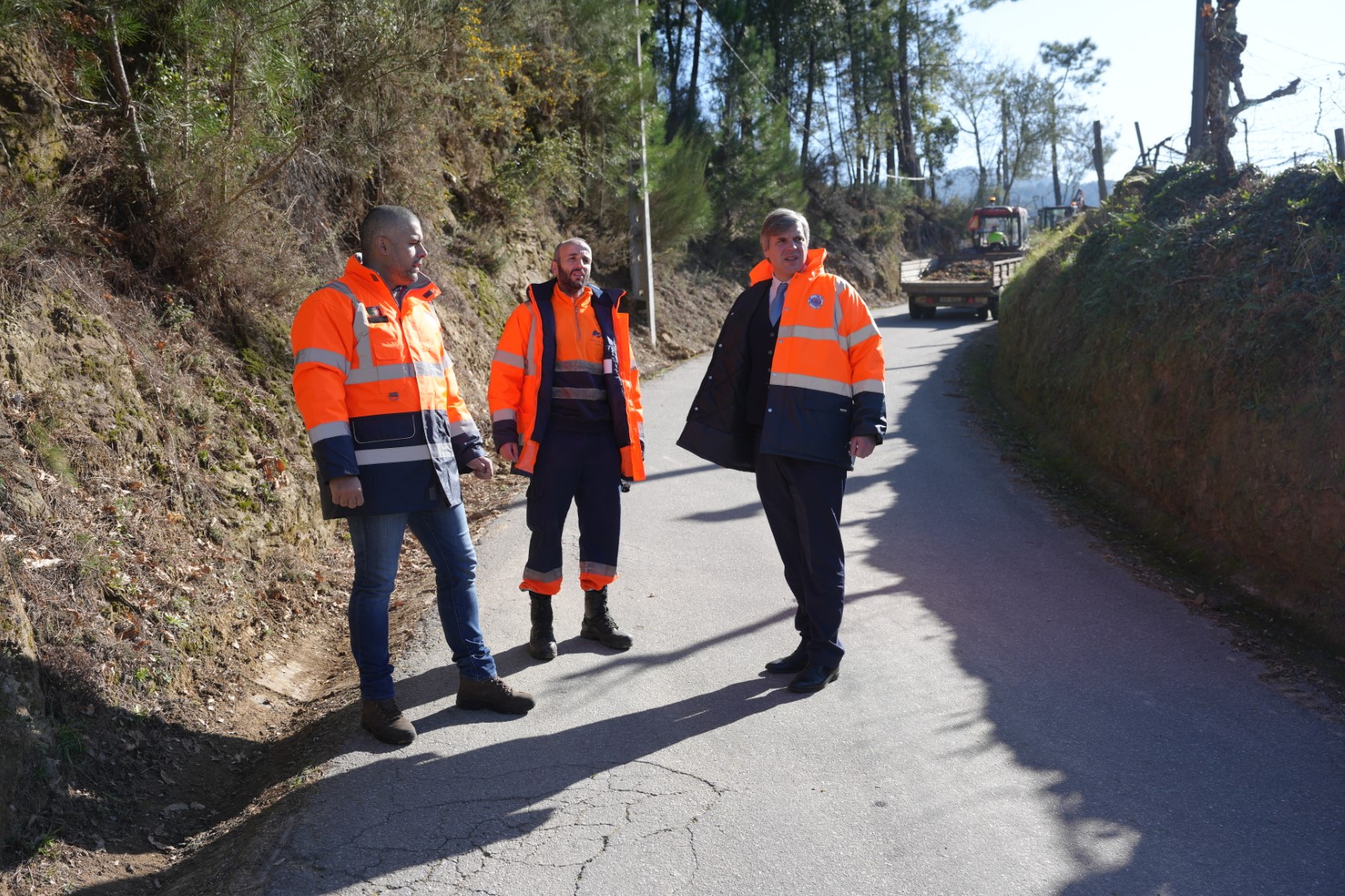 Serviços municipais executam trabalhos de manutenção e limpeza de bermas por todo o concelho